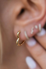 Load image into Gallery viewer, Gold Minimalist Heart Hoop Earrings
